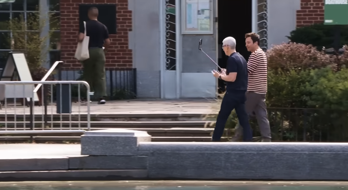 库克做客脱口秀推销苹果AI功能:长长的邮件点一下就精简了