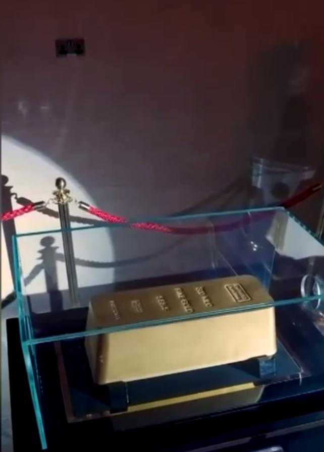 300公斤!迪拜展出全球最大金条!国际金价继续上涨,升破2700美元关口,未来怎么走?专家解读