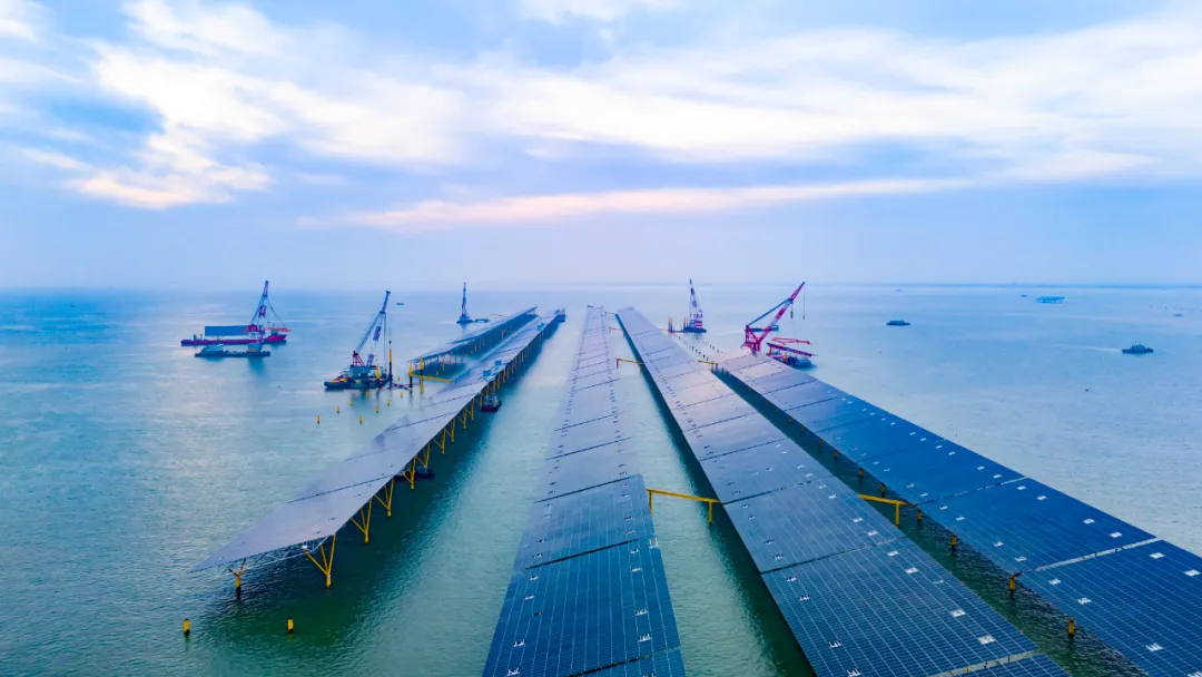 全球最大的开放式海上光伏项目成功并网,采用三千余台华为 SUN2000-300KTL 逆变器