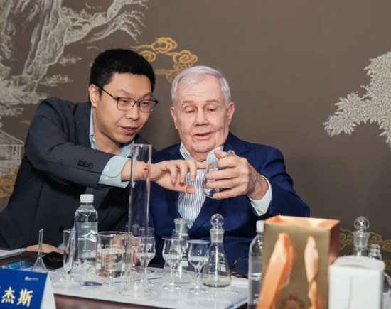 频频称赞“很棒”!全球投资界泰斗罗杰斯探秘贵州珍酒