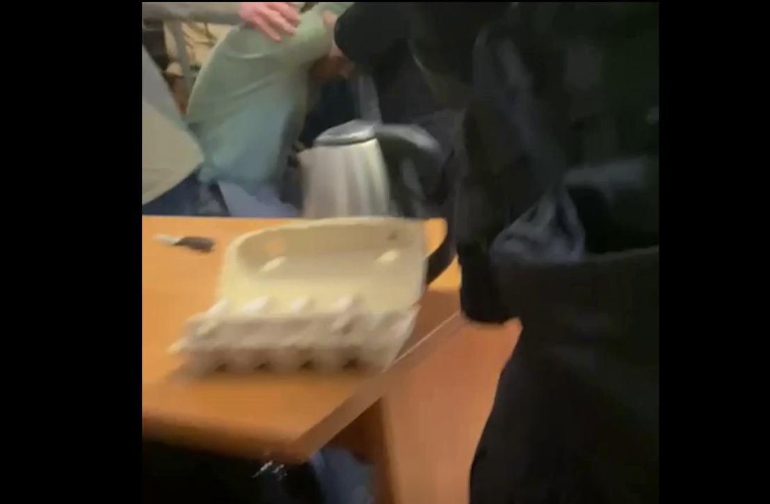 俄媒:俄三防部队司令在爆炸中身亡,俄联邦安全局公布嫌疑人被捕画面