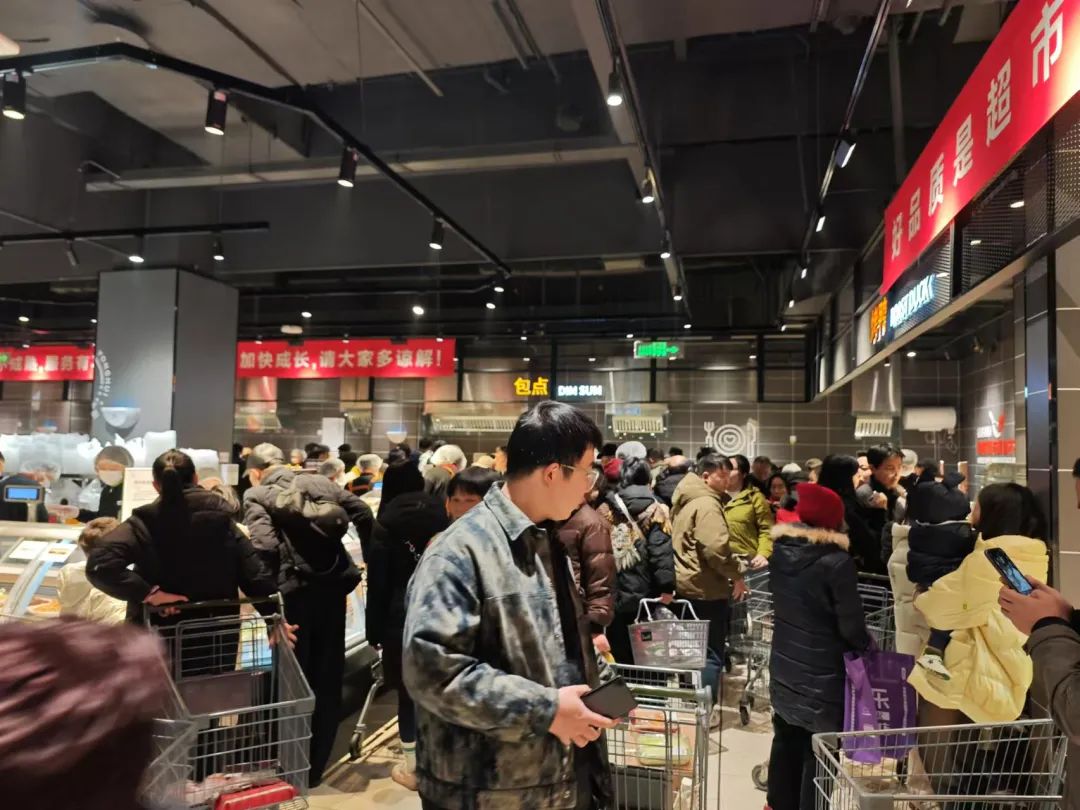 600多米超长排队人潮!记者实探,永辉超市“学习胖东来”四川第二家调改店