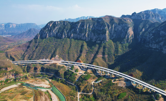 绿地大基建成员企业河南公路工程局承建的5条高速建成通车,年内通车里程占河南全省40%