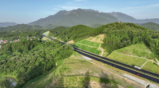 绿地大基建成员企业河南公路工程局承建的5条高速建成通车,年内通车里程占河南全省40%