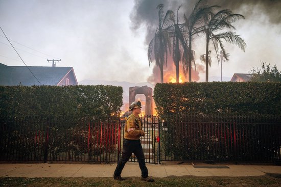 市长遭质问一言不发、连续两天误发警报 美演员吐槽:消防员倒是跑挺快