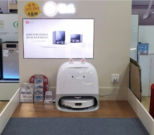 年轻人追捧“电子年货”!扫地机器人热销,科技感与烟火气交融|新春走基层