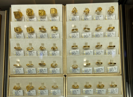 金价飙涨!洛阳黄金消费火爆,15分钟成交一个戒指,网友感慨:“后悔去年没多买点”