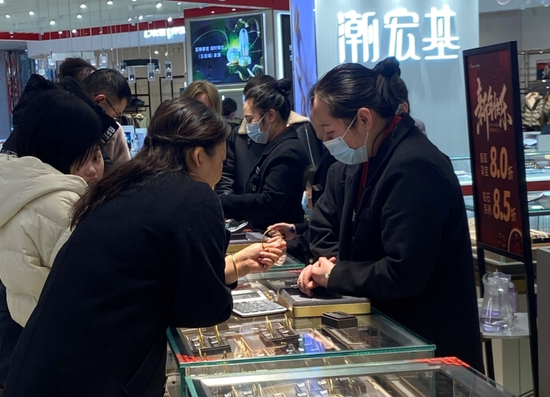 金价飙涨!洛阳黄金消费火爆,15分钟成交一个戒指,网友感慨:“后悔去年没多买点”