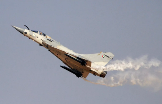 印度一幻影2000战机因系统故障坠毁,飞行员成功弹射逃生