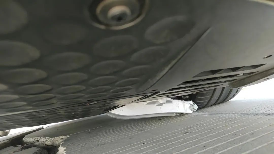 小米SU7过坑摆臂断裂引争议!“严重超速”是真相还是甩锅?