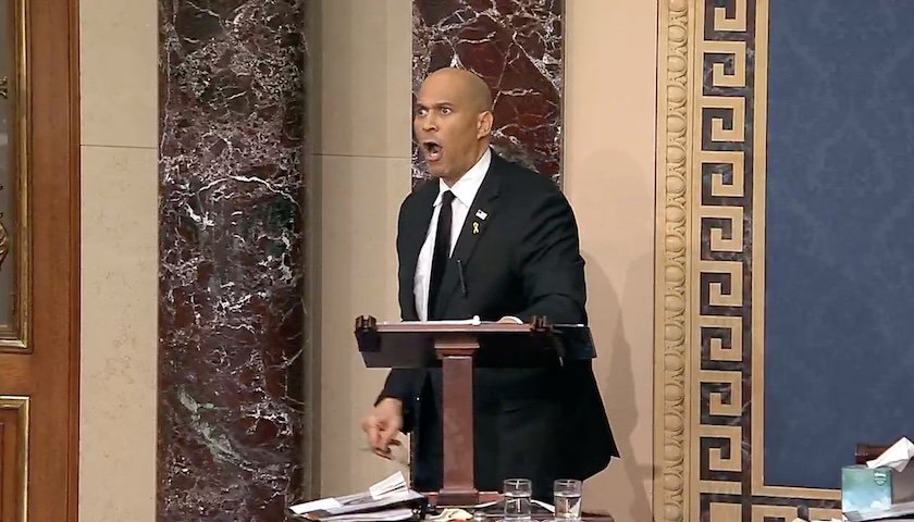 25个小时站着怒喷特朗普,议员布克是啥来头?