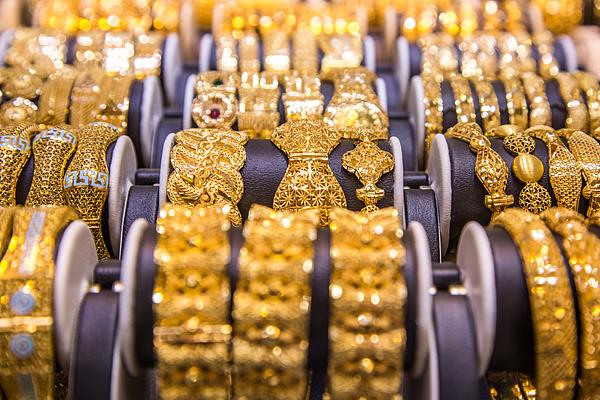 金价回调,部分品牌金饰价格跟跌!上车还是离场?