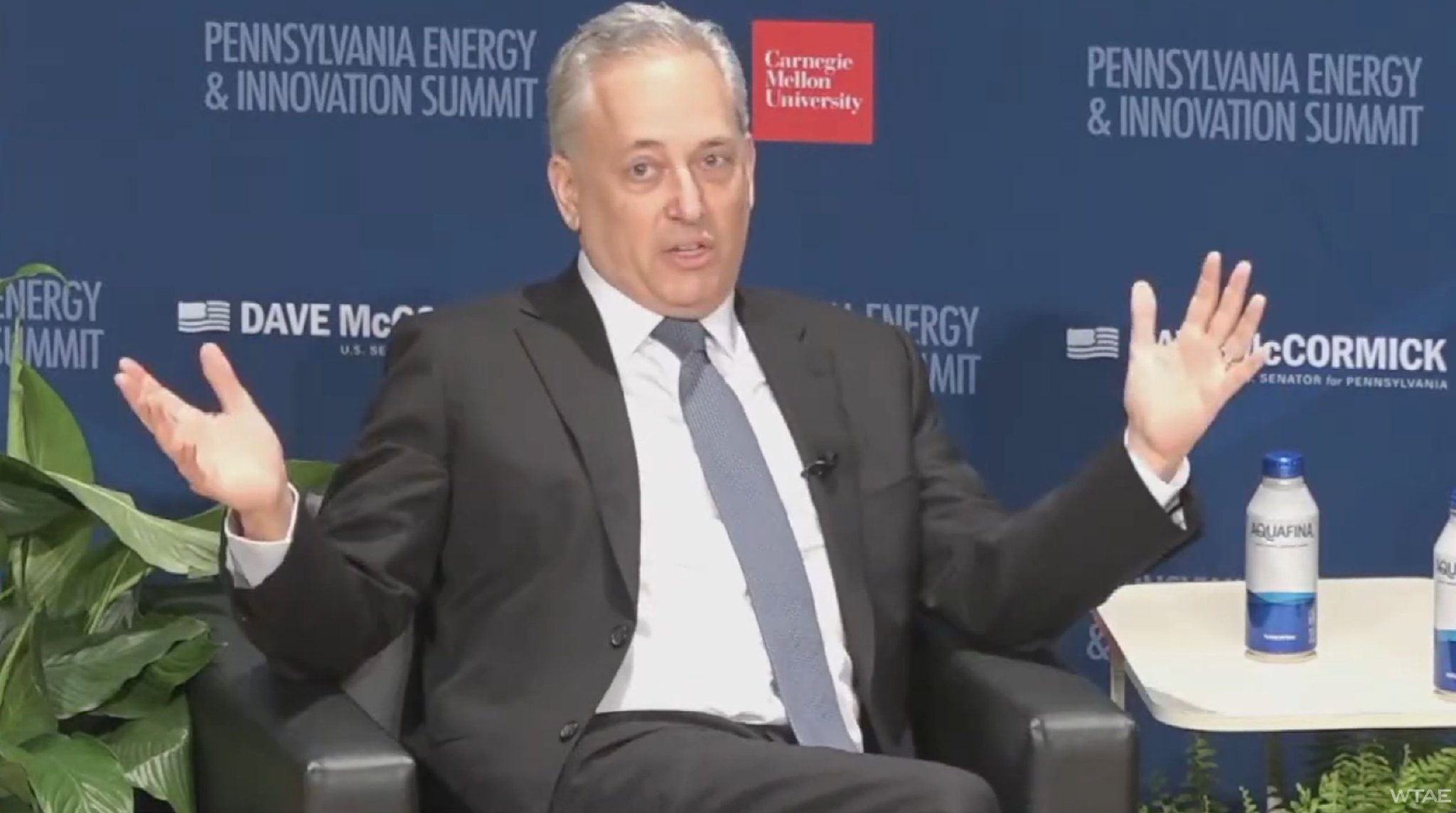 阿联酋芯片大单要黄,白宫AI顾问急了:我们不卖,中国就卖了