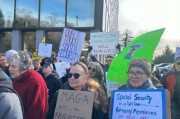 纽约民众集会抗议削减社会保障服务 纽约民众集会抗议削减社会保障服务