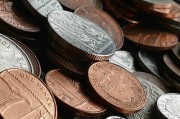 如何分析黄金价值的构成因素？这种分析方法如何影响投资决策？
