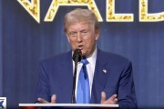特朗普回忆与特鲁多海湖庄园会面：谈到征收25%的关税，他“马上飞了过来”