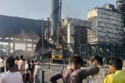 印度中部一工厂烟囱坍塌 超20人被困废墟 印度中部一工厂烟囱坍塌 超20人被困废墟